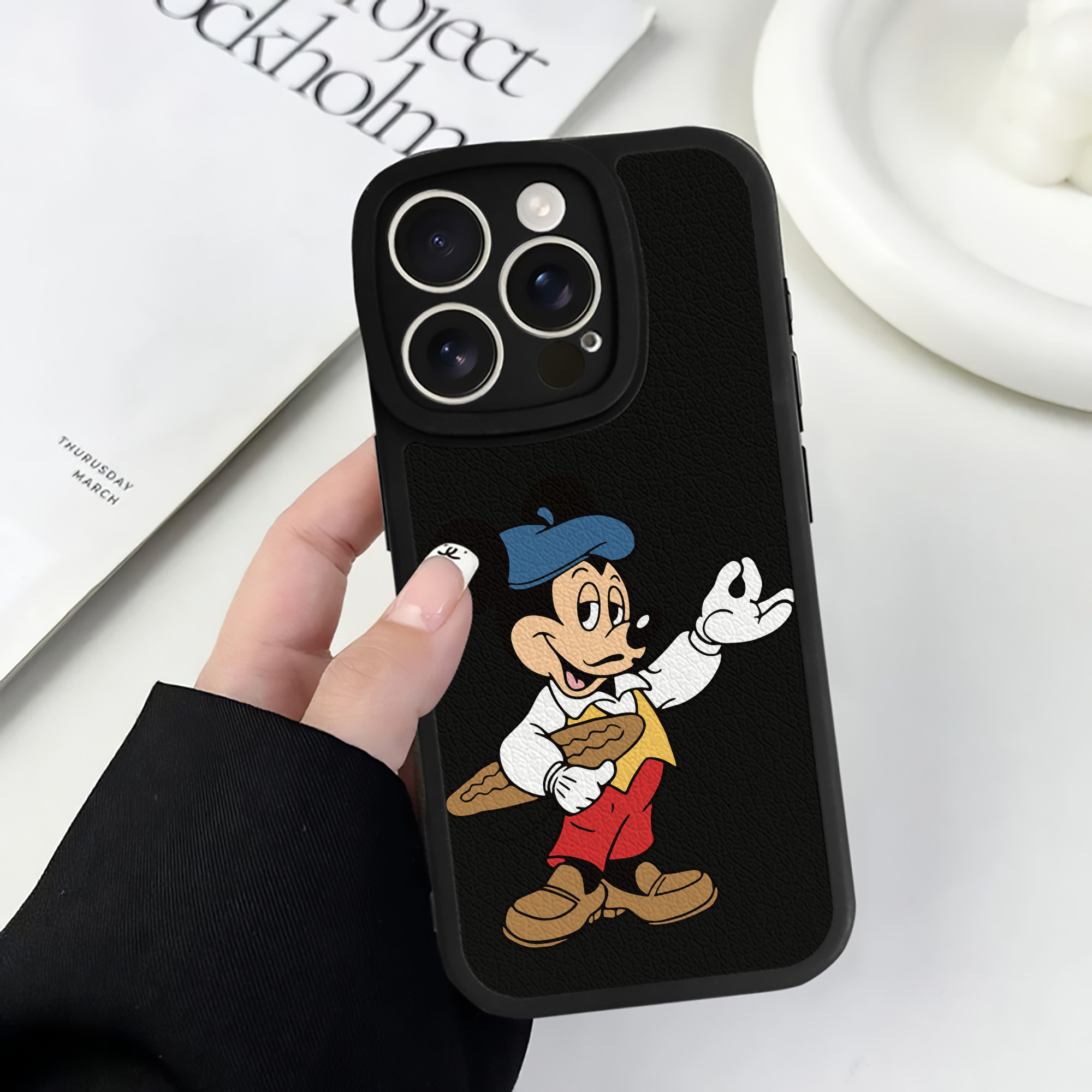 （画像用） ミッキーマウス Mickey Mouse 【iPhone 16シリーズ対応】シリコンスマホケース（レザー調） 材質：シリコン